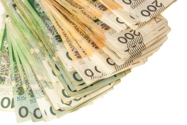 Beyaz arka planda büyük bir Polonya 100 ve 200 zloti banknot yığını. Zenginlik ve bollukla eş anlamlı..