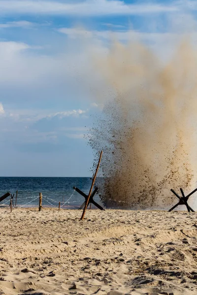 Pozadí Bomby Explodují Pláži Rekonstrukce Bitvy Druhé Světové Války — Stock fotografie