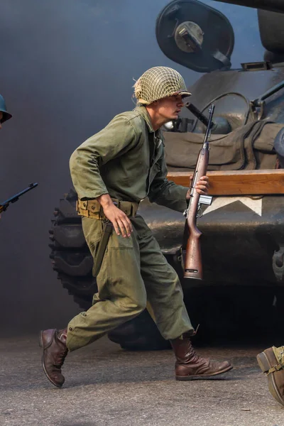 歴史的再建 第二次世界大戦のアメリカ歩兵兵士がタンクの後ろに隠された攻撃の準備をします — ストック写真