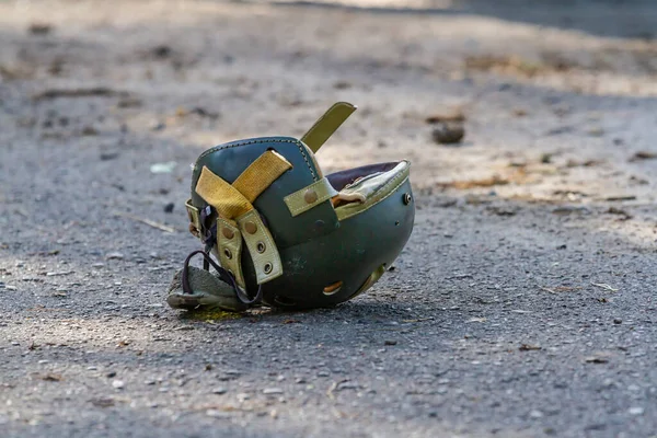 米国第二次世界大戦のタンカーヘルメットは地面に横たわっています — ストック写真