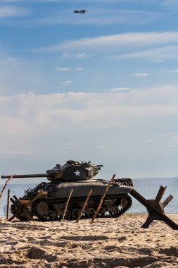 2. Dünya Savaşı 'ndan kalma bir Sherman tankı sahilde. Savaş alanında bir tank..  