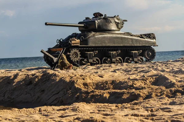 Americký Tank Sherman Druhé Světové Války Pláži Tank Voják Bitevním — Stock fotografie
