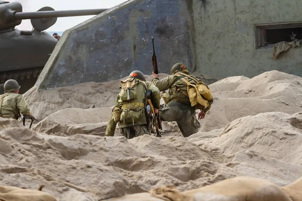 Reconstrucción Histórica Soldados Infantería Estadounidenses Segunda Guerra Mundial Luchando Playa — Foto de Stock