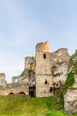 Günbatımı güneşinde Ogrodzieniec Kalesi. Kireçtaşı kayalıklarındaki ortaçağ kraliyet kalesinin kalıntıları. Ogrodzieniec Polonya. Krakow-Czestochowa Tepesi.