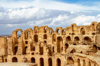 Kuzey Afrika 'daki en büyük stadyumun kalıntıları. El Djem, Tunus, Kuzey Afrika 'daki antik Roma amfitiyatrosunu yıktı