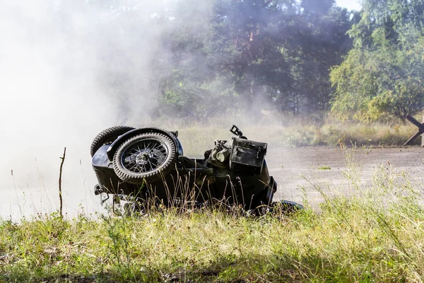 Historická Rekonstrukce Převrácený Špinavý Německý Motocykl Mezi Kouřem Prachem Výbuchu — Stock fotografie