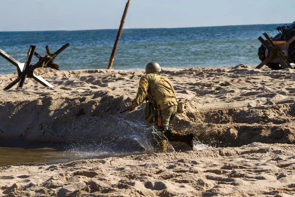 历史重建 二战的一名美国步兵在海滩上作战 从后面看 — 图库照片