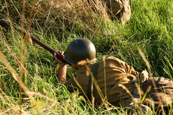 Historical Reconstruction American Infantry Soldier World War Shoots Hidden Tall — Stock Photo, Image