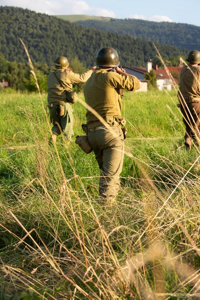 역사적인 제2차 군인들이었다 병사들은 준비가 지역을 순찰합니다 뒷면에서 — 스톡 사진