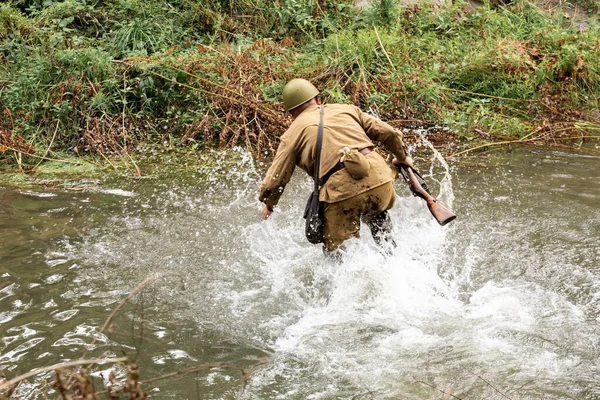 Historical Reenactment Soviet Infantry Soldier Crossing River Attack View Back — Stock Photo, Image