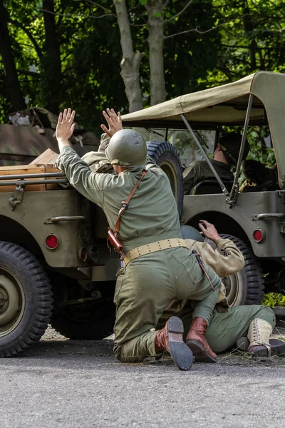 Американський Піхотний Солдат Схожий Військовою Машиною Піднімає Руки Жесті Капіталу — стокове фото