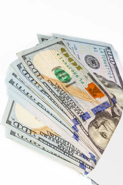 Uma Pilha Notas 100 Dólares Num Fundo Branco Sinônimo Riqueza — Fotografia de Stock