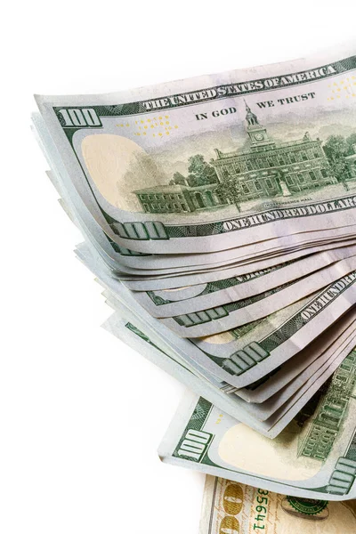 Setumpuk 100 Tagihan Pada Latar Belakang Putih Bersinonim Dengan Kekayaan — Stok Foto