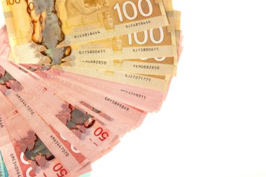 Beyaz arka planda farklı mezheplerden bir yığın şekerleme. Zenginlik ve bollukla eş anlamlı..