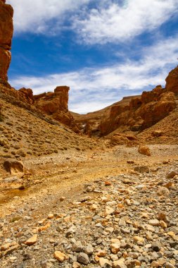 Yüksek Atlas Dağları 'ndaki Todgha Gorge' un Rocky kırmızı yamaçları. Fas 'ın en güzel yerlerinden biri. Todra Vadisi, Fas, Afrika