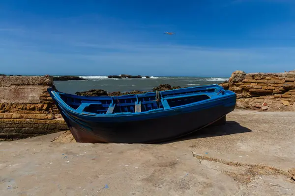 Ξύλινο Αλιευτικό Σκάφος Στην Προκυμαία Του Παλιού Λιμανιού Essaouira Μαρόκο — Φωτογραφία Αρχείου