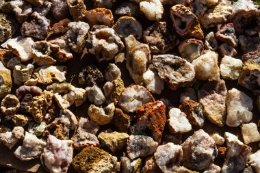 Geçmişi. Kuvars jeoidleri. Çiğ, doğal taşlar yığını. Fas, Afrika