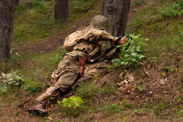 Historical Reconstruction American Paratrooper Soldier World War Fighting Forest View — Stock Photo, Image