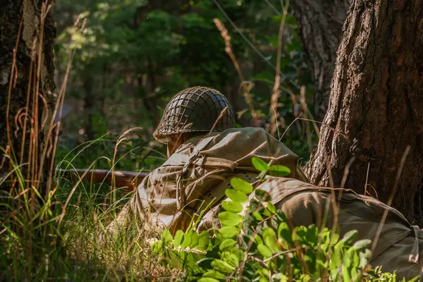 歴史的な復興 第二次世界大戦のアメリカの空挺兵士が森で戦った 裏からの眺め — ストック写真