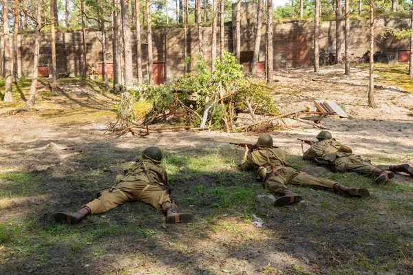 Rekonstrukcja Bitwy Wojny Światowej Amerykańscy Żołnierze Spadochroniarze Podczas Walki Lesie — Zdjęcie stockowe
