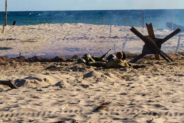 Historical Reconstruction American Infantry Soldiers World War Fighting Beach Smoke 스톡 사진