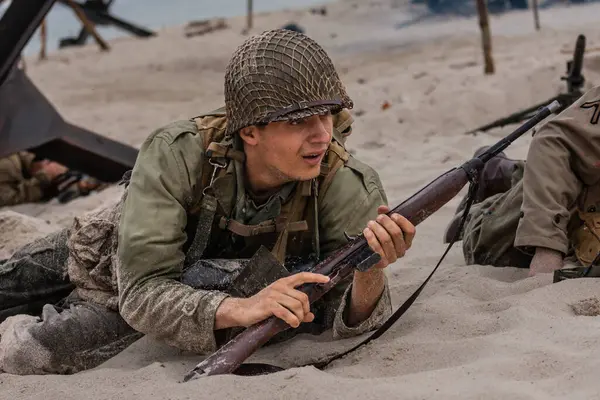 Historical Reconstruction American Infantry Soldier World War Fighting Beach — Stock Photo, Image