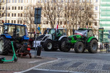 Çiftçi protestosu. Katowice, Silezya, Polonya, 20 Mart 2024. Polonyalı çiftçiler il bürosu yakınlarındaki caddeleri kapattılar.
