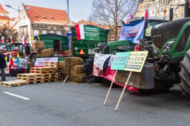 Çiftçi protestosu. Katowice, Silezya, Polonya, 20 Mart 2024. Polonyalı çiftçiler il bürosu yakınlarındaki caddeleri kapattılar.