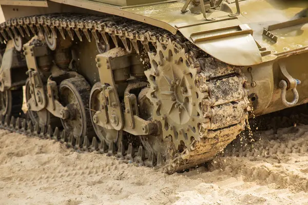 第二次世界大戦からのアメリカの戦車の詳細 クローズアップ 砂の上を移動するタンクトラック — ストック写真