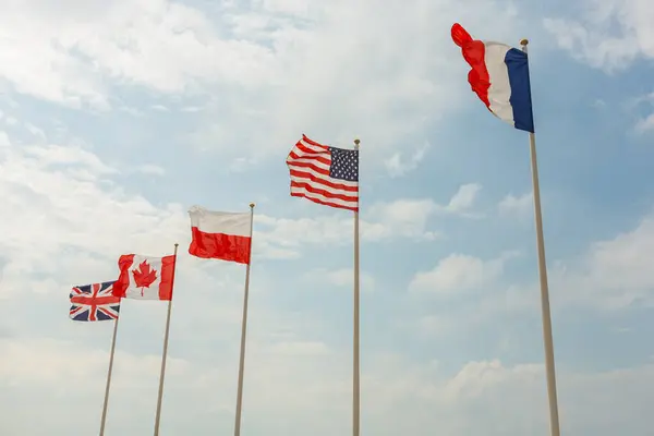 Прапори Франції Сша Польщі Канади Великої Британії Дмуть Вітрі Проти Ліцензійні Стокові Фото