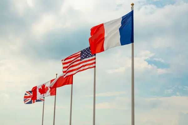 Флаги Франции Сша Польши Канады Великобритании Дуют Ветру Против Голубого Лицензионные Стоковые Изображения