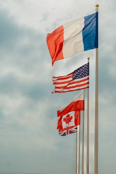 Прапори Франції Сша Польщі Канади Великої Британії Дмуть Вітрі Проти Стокова Картинка