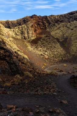 Cuervo yanardağına yürüyüş parkurunda. Cuervo yanardağının içi. Los Volcanes Doğal Parkı, Lanzarote, Kanarya Adaları, İspanya