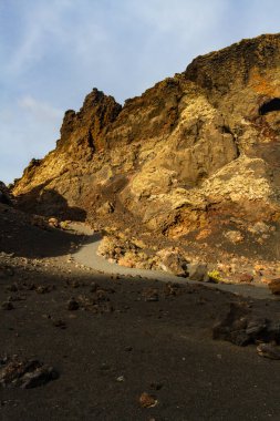 Cuervo yanardağına yürüyüş parkurunda. Cuervo yanardağının içi. Los Volcanes Doğal Parkı, Lanzarote, Kanarya Adaları, İspanya