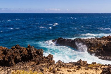 Rocky, volkanik Atlantik Okyanus Kıyısı. Charco de Palo bölgesi. Lanzarote, Kanarya Adaları, İspanya