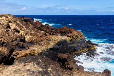 Rocky, volkanik Atlantik Okyanus Kıyısı. Charco de Palo bölgesi. Lanzarote, Kanarya Adaları, İspanya