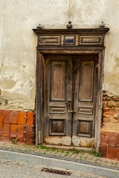 Eine Alte Holztür Einem Verlassenen Gebäude Srebrna Gra Niederschlesien Polen lizenzfreie Stockfotos
