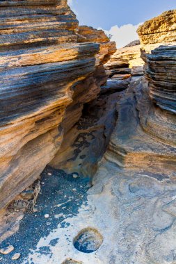 Çatlakların (Las Grietas) dar volkanik geçitleri ve çatlakları. Montana Blanca volkanının yamacı. Lanzarote, Kanarya Adaları, İspanya