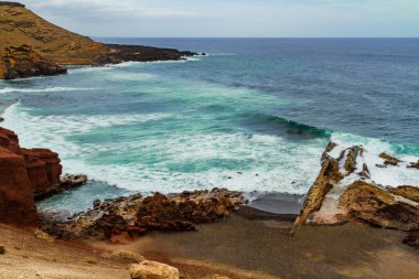 El Golfo körfezindeki Playa de los Clicos plajında. Atlantik Okyanusu, Lanzarote, Kanarya Adaları, İspanya