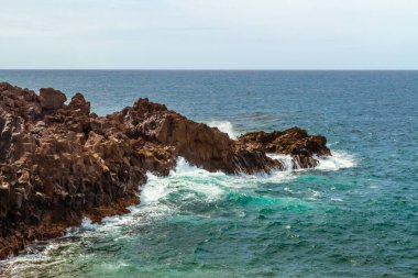 Los Hervideros 'un dik volkanik kıyısındaki kayalıklar. Lanzarote, Kanarya Adaları, İspanya