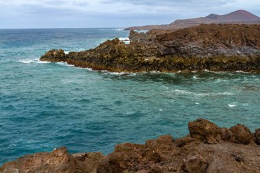 Los Hervideros 'un dik volkanik kıyısındaki kayalıklar. Lanzarote, Kanarya Adaları, İspanya