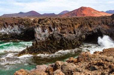 Los Hervideros 'un dik volkanik kıyısındaki kayalıklar. Lanzarote, Kanarya Adaları, İspanya