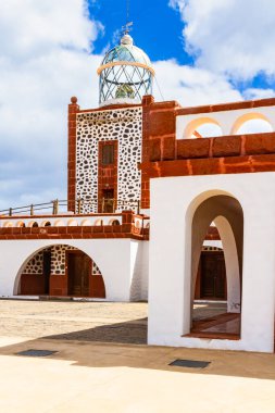 Punta La Entallada (Faro de La Entallada veya Punta Lantailla) 'nın güzel deniz feneri binası. Fuerteventura, Kanarya Adaları, İspanya