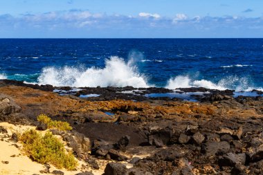 Rocky, volkanik Atlantik Okyanus Kıyısı. Charco de Palo bölgesi. Lanzarote, Kanarya Adaları, İspanya