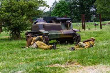 Tarihi yeniden yapılandırma. 1939 Polonya Savunma Savaşı. Wyry Savaşı. Polonyalı piyade askerleri savaş meydanında bir tanketin altında savaşıyor. Arkadan bak. Wyry, Silezya, Polonya