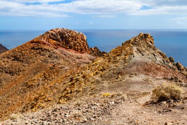 Atlantik Okyanusu kıyısındaki muhteşem volkanik kayalıklar El Faro de la Entallada, Fuerteventura, Kanarya Adaları, İspanya