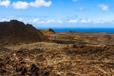 Timanfaya Ulusal Parkı (Las Montaas del Fuego) olarak da bilinir. Volkanik kepçeler, kırmızı kraterler, lav denizi ve volkanik duvarlar. Lanzarote, Kanarya Adaları, İspanya.