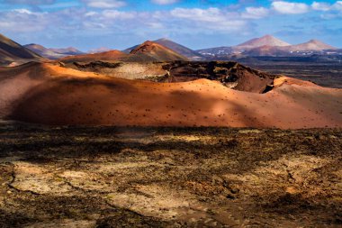 Timanfaya Ulusal Parkı (Las Montaas del Fuego) olarak da bilinir. Volkanik kepçeler, kırmızı kraterler, lav denizi ve volkanik duvarlar. Lanzarote, Kanarya Adaları, İspanya.