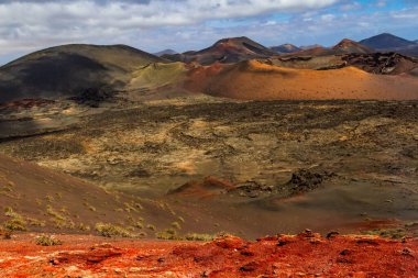 Timanfaya Ulusal Parkı (Las Montaas del Fuego) olarak da bilinir. Volkanik kepçeler, kırmızı kraterler, lav denizi ve volkanik duvarlar. Lanzarote, Kanarya Adaları, İspanya.