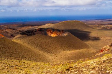 Timanfaya Ulusal Parkı (Las Montaas del Fuego) olarak da bilinir. Volkanik kepçeler, kırmızı kraterler, lav denizi ve volkanik duvarlar. Lanzarote, Kanarya Adaları, İspanya.
